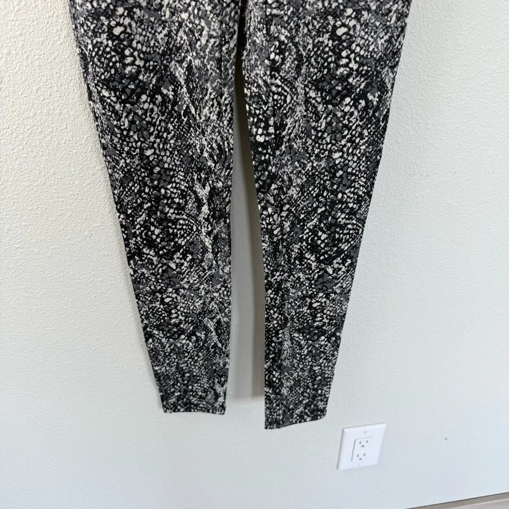 New SPANX Faux Leather Snake Shine Leggings Grey NWT Casual Women’s Medium